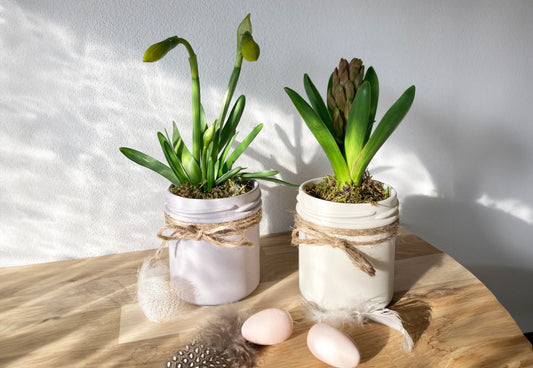 Frühlingshafte Osterdeko mit Osterglocken, Ostereiern und Moos im puuries Glas